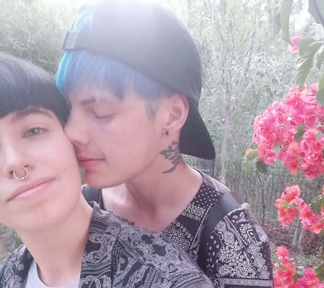 Pareja en exterior placeholder